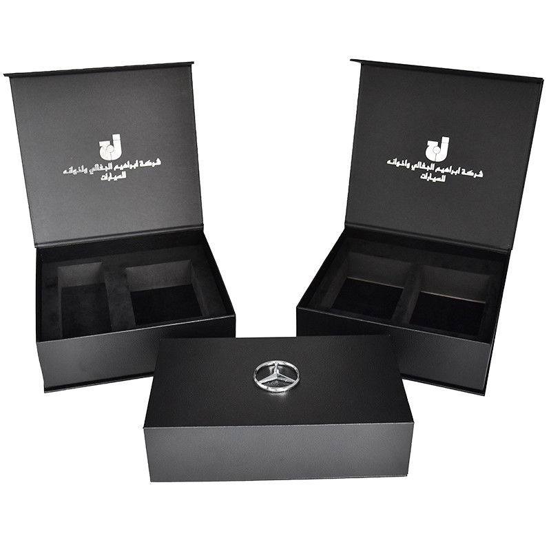 صندوق هدايا مغناطيسي صلب من جلد البولي يوريثان ورق تغليف مخصص أسود مع شعار معدني بطبقة EVA